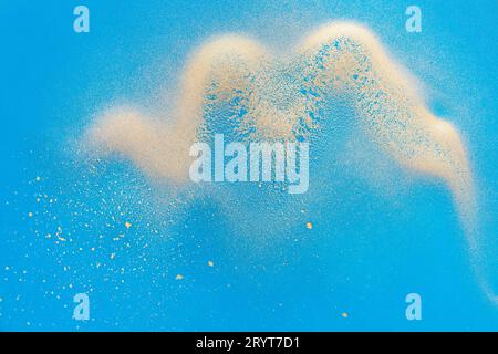 Acrylflüssigkeit Art.. Goldene Welle auf blauem Hintergrund. Abstrakter moderner Hintergrund oder Textur Stockfoto