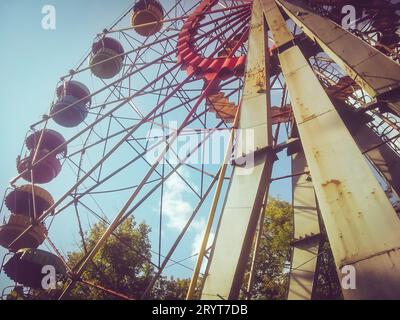 Retro-Riesenrad auf blauem Himmel, mobiles Foto Stockfoto