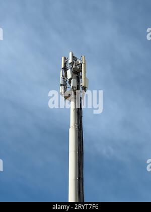 Telekommunikationsturmstruktur mit mehreren Sendeantennen und Empfängerantennen mit blauem Himmel. Stockfoto