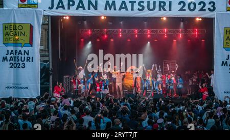 Darsteller auf der Bühne auf dem Trafalgar Square während des Japan Matsuri 2023 Stockfoto