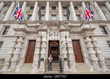 57 Whitehall, London, Großbritannien. Das Raffles London Hotel im OWO (Old war Office) wurde am 29. September nach umfangreichen Renovierungsarbeiten eröffnet. Raffles ist Teil von Accor. Quelle: Malcolm Park/Alamy Live News Stockfoto