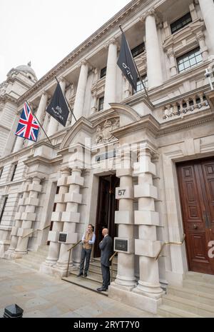 57 Whitehall, London, Großbritannien. Das Raffles London Hotel im OWO (Old war Office) wurde am 29. September nach umfangreichen Renovierungsarbeiten eröffnet. Raffles ist Teil von Accor. Quelle: Malcolm Park/Alamy Live News Stockfoto