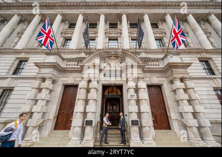 57 Whitehall, London, Großbritannien. Das Raffles London Hotel im OWO (Old war Office) wurde am 29. September nach umfangreichen Renovierungsarbeiten eröffnet. Raffles ist Teil von Accor. Quelle: Malcolm Park/Alamy Live News Stockfoto