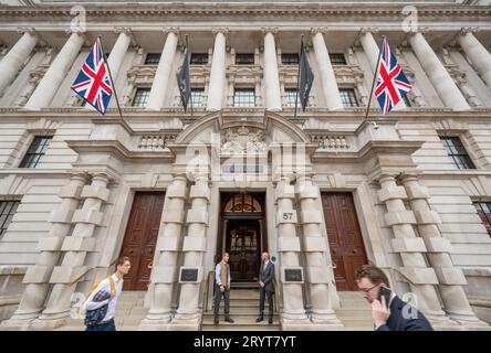 57 Whitehall, London, Großbritannien. Das Raffles London Hotel im OWO (Old war Office) wurde am 29. September nach umfangreichen Renovierungsarbeiten eröffnet. Raffles ist Teil von Accor. Quelle: Malcolm Park/Alamy Live News Stockfoto