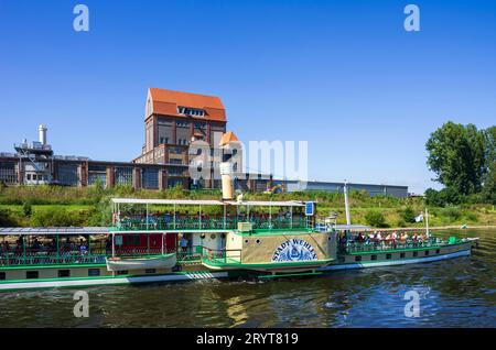 Der historische Raddampfer STADT WEHLEN kommt auf der Elbe bei Heidenau zwischen Dresden und Pirna, Sachsen, vorbei. Stockfoto