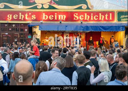 München, Impressionen zum 188. Münchner Oktoberfest auf der Theresienwiese, auf gehts beim Schichtl, Varite, Kopf ab *** München, Impressionen des Münchner Oktoberfestes 188 auf der Theresienwiese, auf gehts beim Schichtl, Varite, Head off Credit: Imago/Alamy Live News Stockfoto