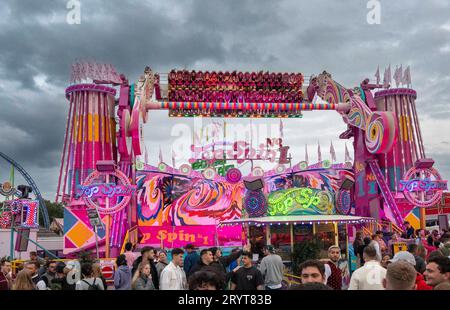 München, Impressionen zum 188. Münchner Oktoberfest auf der Theresienwiese, Fahrgeschaeft Top Spin Nr. 1 *** München, Eindrücke vom Münchner Oktoberfest 188 auf der Theresienwiese, Ride Shop Top Spin Nr. 1 Credit: Imago/Alamy Live News Stockfoto