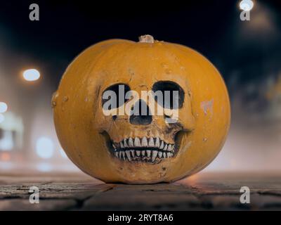 Halloween Schädel Kürbis in einer alten Stadt in der Nacht Stockfoto