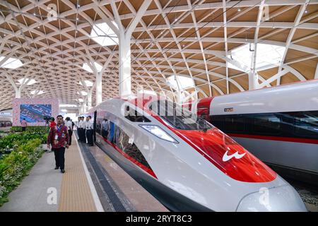 Jakarta, Indonesien. Oktober 2023. Hochgeschwindigkeitszüge der Jakarta-Bandung High-Speed Railway halten am Halim Bahnhof in Jakarta, Indonesien, 2. Oktober 2023. Der indonesische Präsident Joko Widodo erklärte hier am Montagmorgen den offiziellen Betrieb der Jakarta-Bandung-Hochgeschwindigkeitsbahn (HSR). Quelle: Xu Qin/Xinhua/Alamy Live News Stockfoto