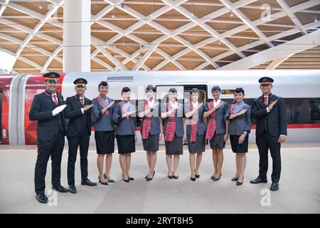 Jakarta, Indonesien. Oktober 2023. Crew-Mitglieder posieren für Fotos mit einer elektrischen Hochgeschwindigkeitseinheit (EMU) auf der Halim Station in Jakarta, Indonesien, 2. Oktober 2023. Der indonesische Präsident Joko Widodo erklärte hier am Montagmorgen den offiziellen Betrieb der Jakarta-Bandung-Hochgeschwindigkeitsbahn (HSR). Quelle: Xu Qin/Xinhua/Alamy Live News Stockfoto