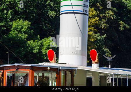 Elbdampfer bei Pillnitz, Sachsen, Deutschland der historische Raddampfer LEIPZIG fährt die Elbe stromauf, Pillnitz, Sachsen, Deutschland, 24. August 2016, nur zur redaktionellen Verwendung. Der historische Raddampfer LEIPZIG navigiert flussaufwärts auf der Elbe, Pillnitz, Sachsen, Deutschland, 24. August, 2016, nur zur redaktionellen Verwendung. Stockfoto