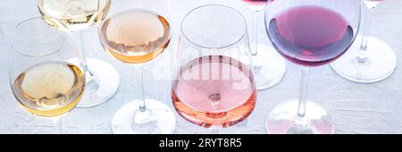 Weingläser bei einer Verkostung. Rosen-, Rot- und Weißwein, Getränke auf dem Tisch Stockfoto