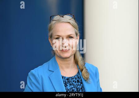 Ariadne Klingbeil, aufgenommen am 11.09.2023 in Frankfurt am Main. Das Gemeinschaftswerk der Evangelischen Publizistik GEP bekommt eine neue Leitung. Der Aufsichtsrat des Unternehmens hat Ariadne Klingbeil zur Kaufmaennischen Geschaeftsfuehrerin berufen. Die Medienmanagerin tritt ihr Amt zum 1. Januar 2024 an. Klingbeil wird in Personalunion auch als Geschaeftsfuehrerin des Medienhauses der Evangelischen Kirche in Hessen und Nassau EKHN sowie der EKD Media taetig sein. Siehe epd-Meldung vom 13.09.2023 REDAKTIONELL NUR *** Ariadne Klingbeil, aufgenommen am 11. 09 2023 in Frankfurt am Main The Gem Stockfoto