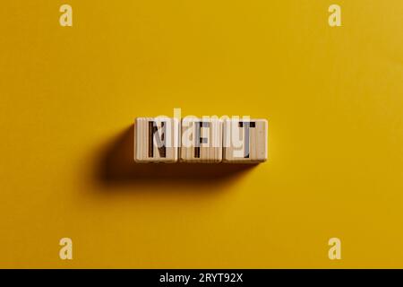 NFT - nicht fungibles Token-Symbol. Konzeptwort NFT auf Holzwürfeln. Stockfoto