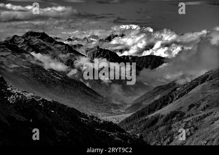 Blick vom Grimselpass, Furka Pass Schweiz Grimselpass Straße mit Blick auf den Mont Blanc und entlang des Rhonetals September 2023. Gletc Stockfoto