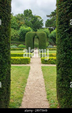 Angers, Frankreich, 2023. Ein Formteil, wie unter dem Bogen einer Eibenlaube im Garten zwischen dem Gouverneur und den königlichen Unterkünften (vertikal) zu sehen Stockfoto