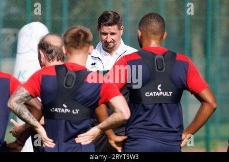 Kortrijk, Belgien. Oktober 2023. Kortrijks neuer Cheftrainer Glen de Boeck wurde am Montag, den 2. Oktober 2023, in Kortrijk während einer Trainingseinheit des belgischen Erstligisten KV Kortrijk mit seinem neuen Trainer vorgestellt. BELGA PHOTO KURT DESPLENTER Credit: Belga News Agency/Alamy Live News Stockfoto
