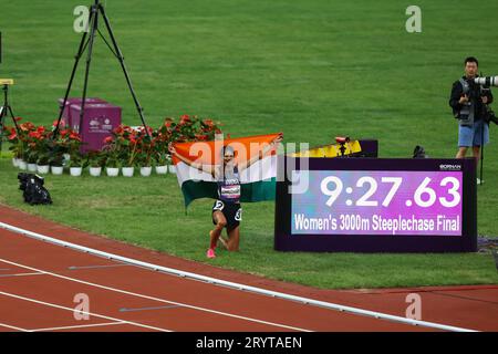 Hangzhou, China. Oktober 2023. Hangzhou, Zhejiang, China: Asiatische Spiele, Hangzhou, China. 3000 gewann Steeplechase, Indias, Parul Chaudhary und Priti Silber und Bronze, während Yavi winfredgot die Goldmedaille Credit: Seshadri SUKUMAR/Alamy Live News Stockfoto