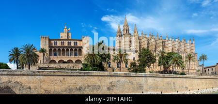 Gotische mittelalterliche Kathedrale La Seu und Königspalast La Almudaina. Palma de Mallorca. Balearen Spanien. Stockfoto