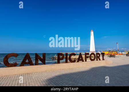 Wegweiser an der Promenade. Can Picafort Beach. Balearen Mallorca Spanien. Stockfoto