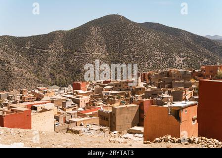 Blick auf das traditionelle kleine marokkanische ländliche Dorf Amizmiz in der Landschaft des marokkanischen Atlasgebirges an sonnigen Tagen mit klarem blauem Himmel. Landscap Stockfoto