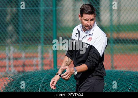 Kortrijk, Belgien. Oktober 2023. Kortrijks neuer Cheftrainer Glen de Boeck wurde am Montag, den 2. Oktober 2023, in Kortrijk während einer Trainingseinheit des belgischen Erstligisten KV Kortrijk mit seinem neuen Trainer vorgestellt. BELGA PHOTO KURT DESPLENTER Credit: Belga News Agency/Alamy Live News Stockfoto