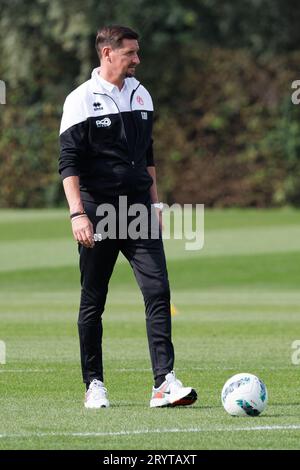 Kortrijk, Belgien. Oktober 2023. Kortrijks neuer Cheftrainer Glen de Boeck wurde am Montag, den 2. Oktober 2023, in Kortrijk während einer Trainingseinheit des belgischen Erstligisten KV Kortrijk mit seinem neuen Trainer vorgestellt. BELGA PHOTO KURT DESPLENTER Credit: Belga News Agency/Alamy Live News Stockfoto