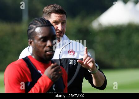 Kortrijk, Belgien. Oktober 2023. Kortrijks neuer Cheftrainer Glen de Boeck wurde am Montag, den 2. Oktober 2023, in Kortrijk während einer Trainingseinheit des belgischen Erstligisten KV Kortrijk mit seinem neuen Trainer vorgestellt. BELGA PHOTO KURT DESPLENTER Credit: Belga News Agency/Alamy Live News Stockfoto