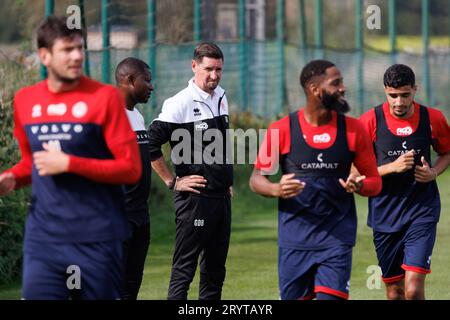Kortrijk, Belgien. Oktober 2023. Kortrijks neuer Cheftrainer Glen de Boeck wurde am Montag, den 2. Oktober 2023, in Kortrijk während einer Trainingseinheit des belgischen Erstligisten KV Kortrijk mit seinem neuen Trainer vorgestellt. BELGA PHOTO KURT DESPLENTER Credit: Belga News Agency/Alamy Live News Stockfoto