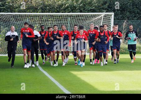 Kortrijk, Belgien. Oktober 2023. Kortrijks Spieler zeigten sich in Aktion während einer Trainingseinheit des belgischen Fußballteams KV Kortrijk mit seinem neuen Trainer am Montag, den 2. Oktober 2023 in Kortrijk. BELGA PHOTO KURT DESPLENTER Credit: Belga News Agency/Alamy Live News Stockfoto