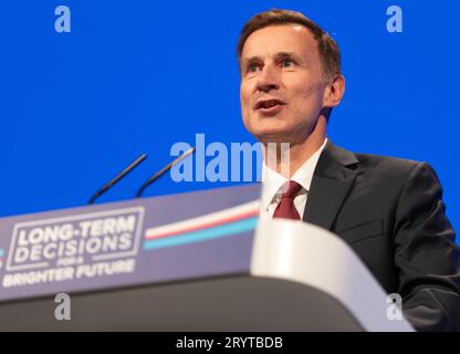 Manchester, Großbritannien. Oktober 2023. Jeremy Hunt, Schatzkanzler, spricht am zweiten Tag der Konservativen Konferenz in der Haupthalle. Manchester UK. Quelle: GaryRobertsphotography/Alamy Live News Stockfoto