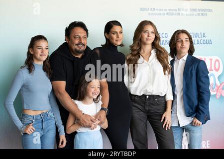 Rom, Italien, 02. Oktober 2023 - Giulia Bevilacqua und Enrico Brignano mit Giulia Tumbarello, Massimo Quagliata, Roberta Volponi und Samira Finotti nehmen an einem Fotocall für den Film „Volevo un figlio maschio“ im Hotel Le Meridien Visconti in Rom Teil. Credits: Luigi de Pompeis/Alamy Live News Stockfoto