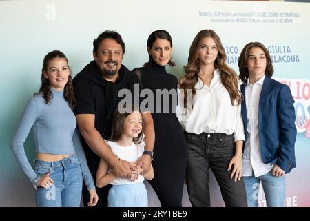 Rom, Italien, 02. Oktober 2023 - Giulia Bevilacqua und Enrico Brignano mit Giulia Tumbarello, Massimo Quagliata, Roberta Volponi und Samira Finotti nehmen an einem Fotocall für den Film „Volevo un figlio maschio“ im Hotel Le Meridien Visconti in Rom Teil. Credits: Luigi de Pompeis/Alamy Live News Stockfoto