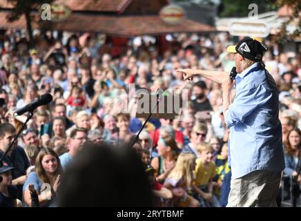 Emden, Deutschland. Oktober 2023. Otto feiert den Geburtstag der Ottifanten auf der Bühne. Vor 50 Jahren schuf der ostfriesische Komiker Otto Waalkes die Comicfiguren Ottifanten. Zu diesem Anlass feiert die Stadt Emden. Lars Penning/dpa/Alamy Live News Stockfoto