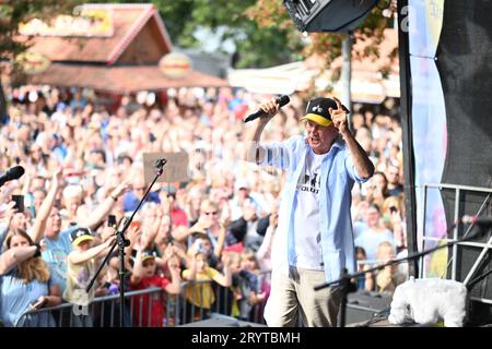 Emden, Deutschland. Oktober 2023. Otto feiert den Geburtstag der Ottifanten auf der Bühne. Vor 50 Jahren schuf der ostfriesische Komiker Otto Waalkes die Comicfiguren Ottifanten. Zu diesem Anlass feiert die Stadt Emden. Lars Penning/dpa/Alamy Live News Stockfoto