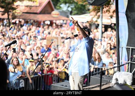 Emden, Deutschland. Oktober 2023. Otto feiert den Geburtstag der Ottifanten auf der Bühne. Vor 50 Jahren schuf der ostfriesische Komiker Otto Waalkes die Comicfiguren Ottifanten. Zu diesem Anlass feiert die Stadt Emden. Lars Penning/dpa/Alamy Live News Stockfoto