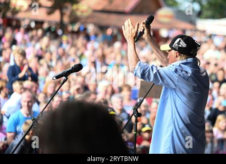 Emden, Deutschland. Oktober 2023. Otto feiert den Geburtstag der Ottifanten auf der Bühne. Vor 50 Jahren schuf der ostfriesische Komiker Otto Waalkes die Comicfiguren Ottifanten. Zu diesem Anlass feiert die Stadt Emden. Lars Penning/dpa/Alamy Live News Stockfoto