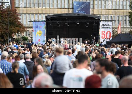 Emden, Deutschland. Oktober 2023. Zahlreiche Zuschauer genießen das kostenlose Konzert von Otto bei bestem Wetter. Vor 50 Jahren schuf der ostfriesische Komiker Otto Waalkes die Comicfiguren Ottifanten. Zu diesem Anlass feiert die Stadt Emden. Lars Penning/dpa/Alamy Live News Stockfoto