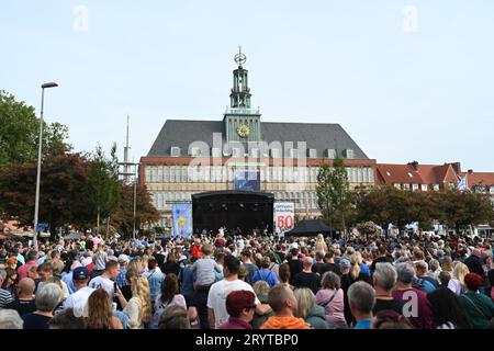 Emden, Deutschland. Oktober 2023. Zahlreiche Zuschauer genießen das kostenlose Konzert von Otto bei bestem Wetter. Vor 50 Jahren schuf der ostfriesische Komiker Otto Waalkes die Comicfiguren Ottifanten. Zu diesem Anlass feiert die Stadt Emden. Lars Penning/dpa/Alamy Live News Stockfoto