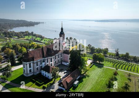 Unteruhldingen Birnau, Deutschland. Oktober 2023. Der Bodensee liegt in einem Dunst hinter der ehemaligen Klosterkirche Birnau. Quelle: Felix Kästle/dpa/Alamy Live News Stockfoto