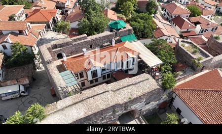 Schloss Ankara v. Chr. Sie wurde im 5. Jahrhundert erbaut. Blick von den Burgmauern. Eine Reparaturinschrift aus türkischer Zeit. Stockfoto
