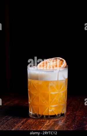 Cocktail mit frischen, Reifen, in Scheiben geschnittenen Blutorangen Stockfoto