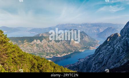 Bucht von Kotor Sommer Neblige Sicht von oben (Montenegro) Stockfoto