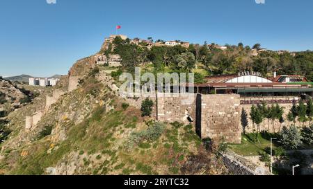Schloss Ankara v. Chr. Sie wurde im 5. Jahrhundert erbaut. Blick von den Burgmauern. Eine Reparaturinschrift aus türkischer Zeit. Stockfoto
