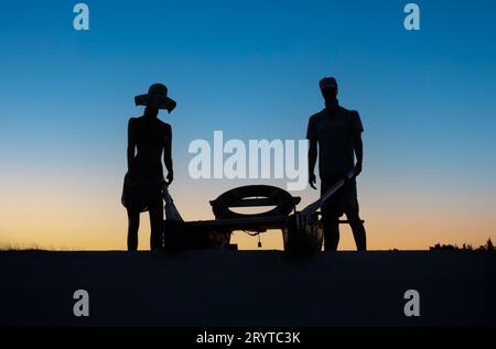 Silhouette von Schaufensterpuppen bei Sonnenuntergang Stockfoto