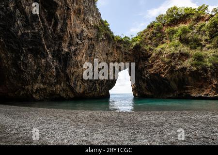 Wunderschöner versteckter Strand. Die Saraceno-Grotte liegt am Meer in Salerno, Kampanien, Salerno, Italien Stockfoto