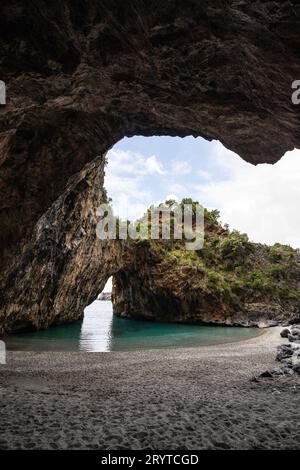 Wunderschöner versteckter Strand. Die Saraceno-Grotte liegt am Meer in Salerno, Kampanien, Salerno, Italien Stockfoto