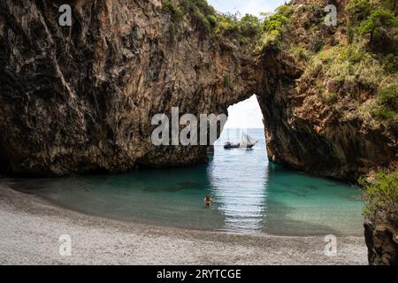 Wunderschöner versteckter Strand. Die Saraceno-Grotte liegt am Meer in Salerno, Kampanien, Salerno, Italien Stockfoto