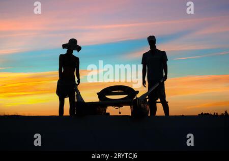 Silhouette von Schaufensterpuppen bei Sonnenuntergang Stockfoto