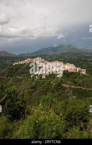 Blick auf die weiße Stadt Rivello, mediterranes Bergdorf in der Natur, Kampanien, Salerno Italien Stockfoto